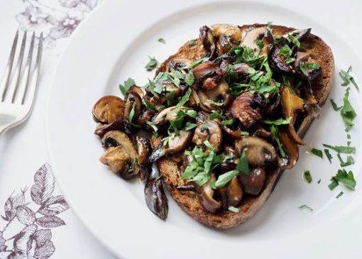 دو ساندویچ داغ و خوش‌عطر برای عصرانه؛ قارچ و سیر، مرغ و قارچ