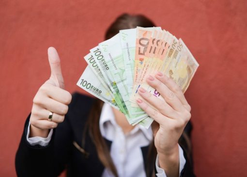 رفتارهای با سیاست زنان برای گرفتن پول از شوهر