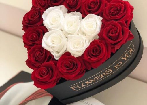 بهترین جملات تبریک روز زن برای روی کارت هدیه و دسته‌گل (عاشقانه و کوتاه)