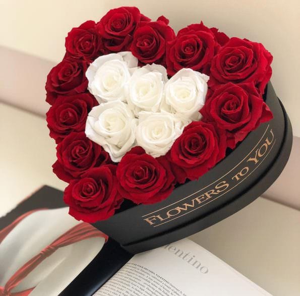 بهترین جملات تبریک روز زن برای روی کارت هدیه و دسته‌گل (عاشقانه و کوتاه)