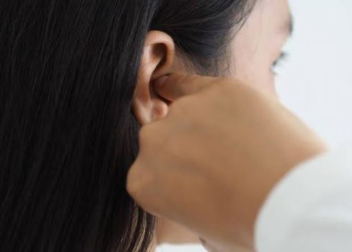 خارش گوش؛ علل شایع و روش‌های درمان همراه با معرفی بهترین قطره